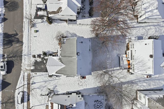 16 Rolling Brook Drive, Edison, NJ 08820