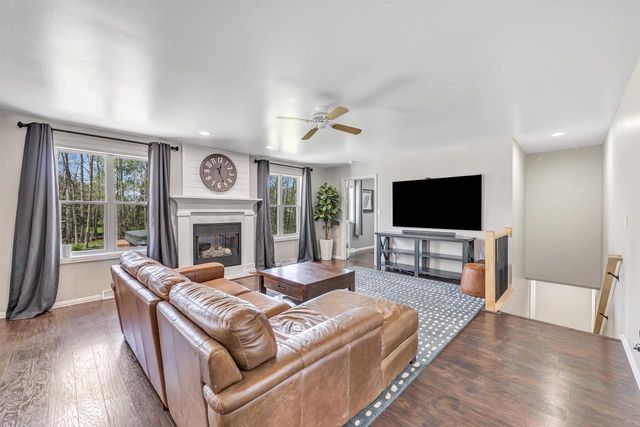 915 NIGHTINGALE COURT, Pulaski, WI 54162