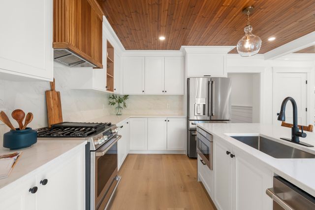 10 Laurel Lane, Forestdale, MA 02644