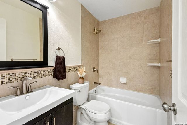9022 Meadow Spgs, Universal City, TX 78148
