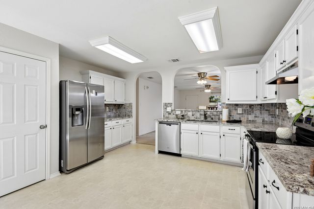 9022 Meadow Spgs, Universal City, TX 78148