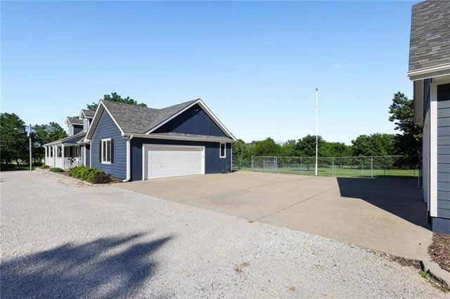 4000 W 215TH Street, Bucyrus, KS 66013