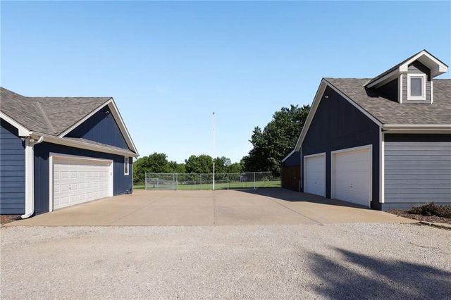 4000 W 215TH Street, Bucyrus, KS 66013