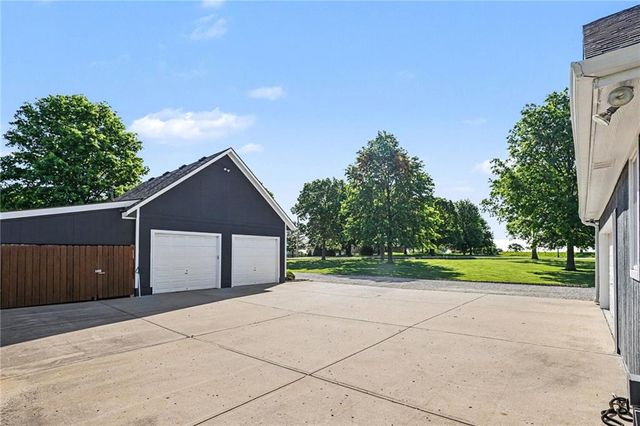 4000 W 215TH Street, Bucyrus, KS 66013