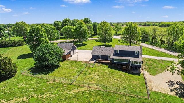 4000 W 215TH Street, Bucyrus, KS 66013