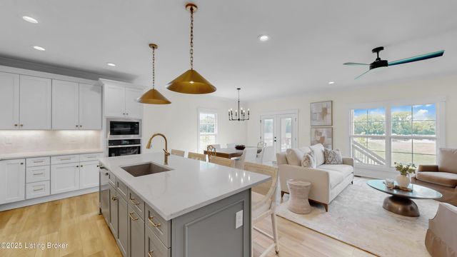 8003 Penny Rose Ct, Louisville, KY 40299