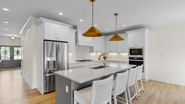 8003 Penny Rose Ct, Louisville, KY 40299