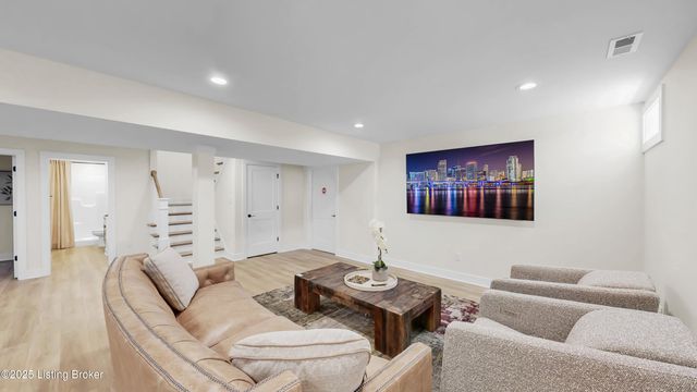 8003 Penny Rose Ct, Louisville, KY 40299