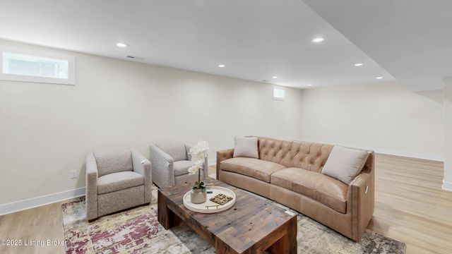 8003 Penny Rose Ct, Louisville, KY 40299