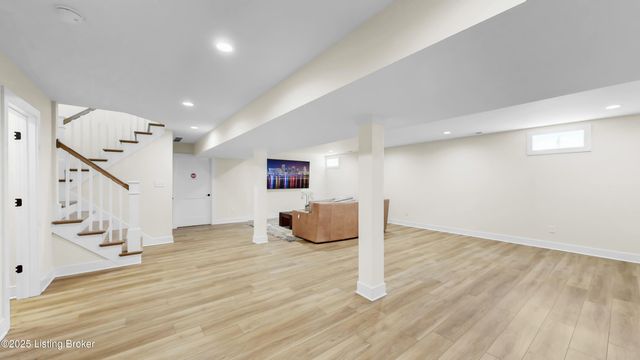 8003 Penny Rose Ct, Louisville, KY 40299