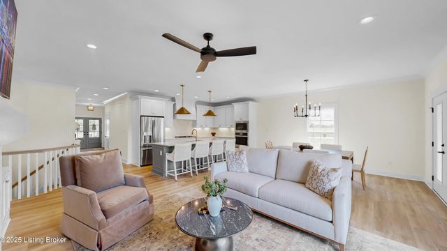 8003 Penny Rose Ct, Louisville, KY 40299