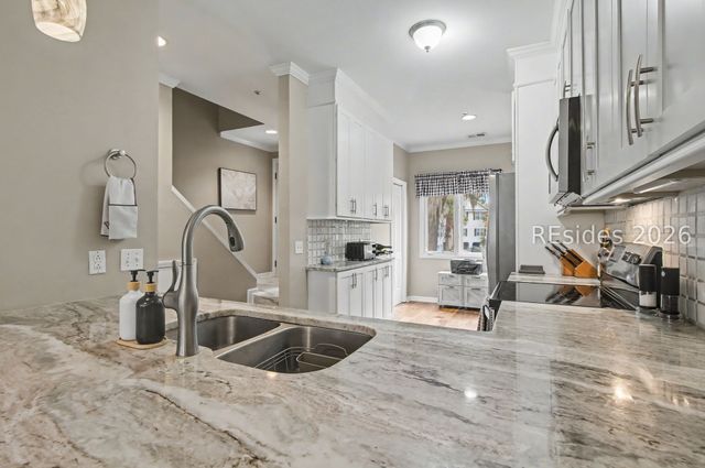 10 Yacht Cove Dr Apt 204, Hilton Head Island, SC 29928