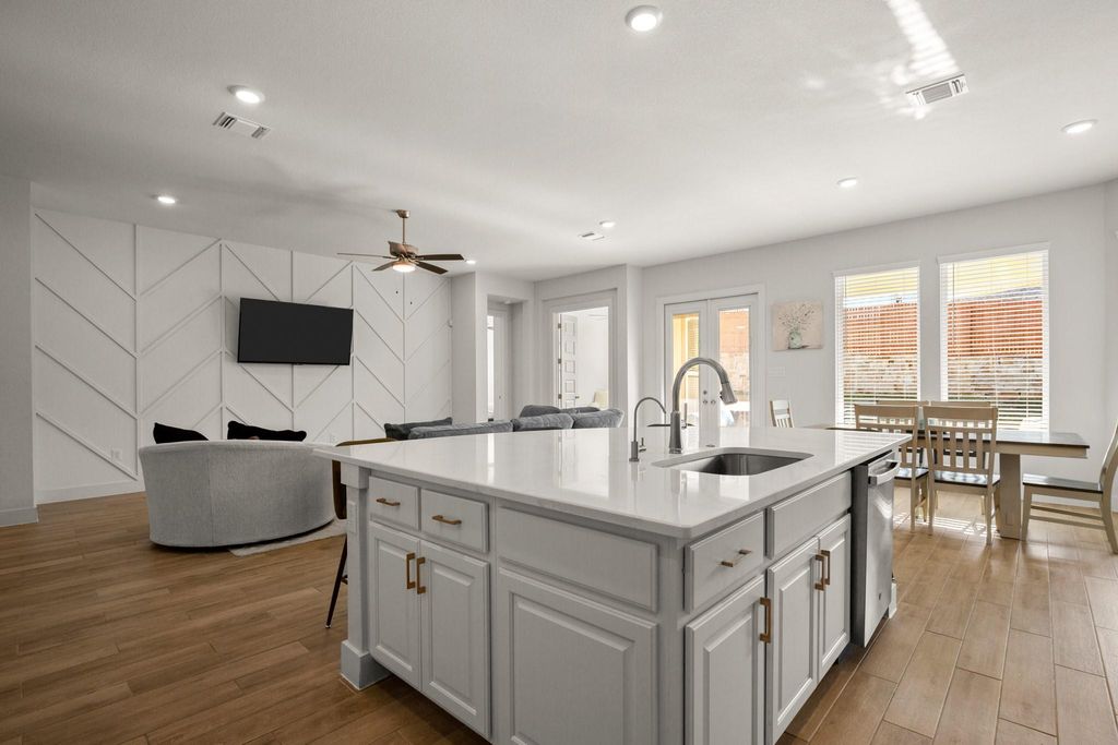 431 Wild Pecan LOOP, Buda, TX 78610