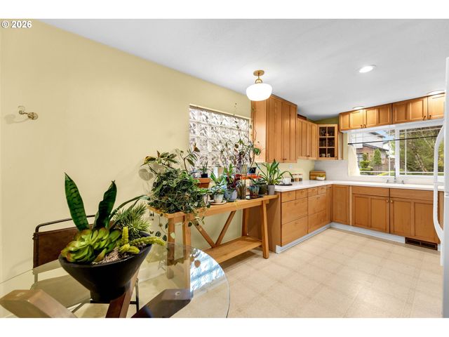 4937 Ne SKIDMORE St, Portland, OR 97218