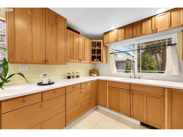 4937 Ne SKIDMORE St, Portland, OR 97218