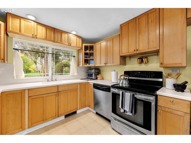 4937 Ne SKIDMORE St, Portland, OR 97218