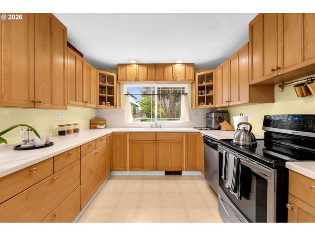 4937 Ne SKIDMORE St, Portland, OR 97218