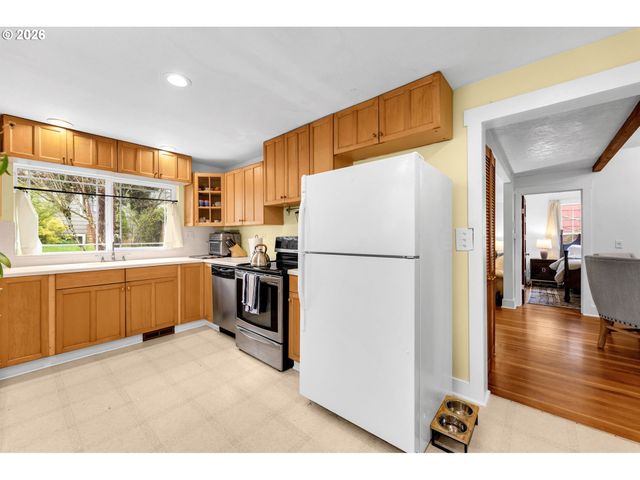 4937 Ne SKIDMORE St, Portland, OR 97218