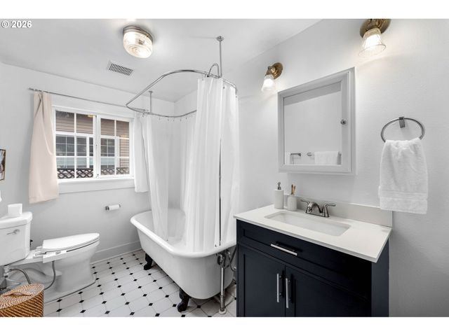 4937 Ne SKIDMORE St, Portland, OR 97218