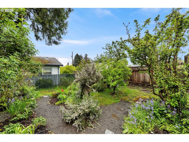 4937 Ne SKIDMORE St, Portland, OR 97218