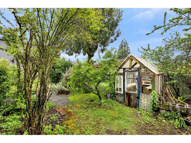 4937 Ne SKIDMORE St, Portland, OR 97218