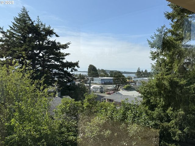 715 JACKSON Ave, Coos Bay, OR 97420