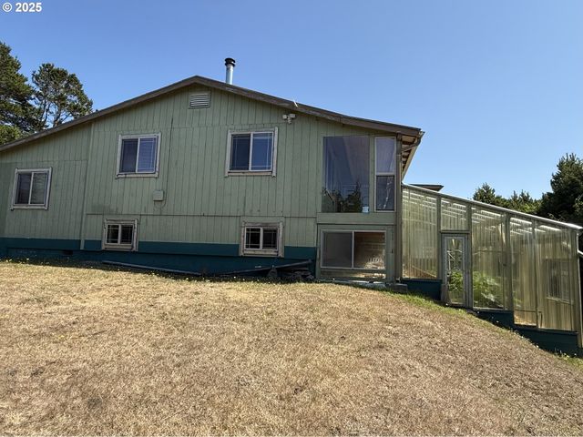 715 JACKSON Ave, Coos Bay, OR 97420