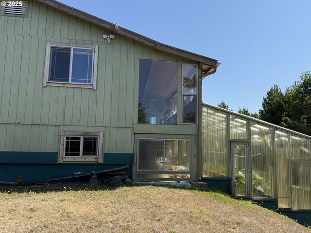 715 JACKSON Ave, Coos Bay, OR 97420