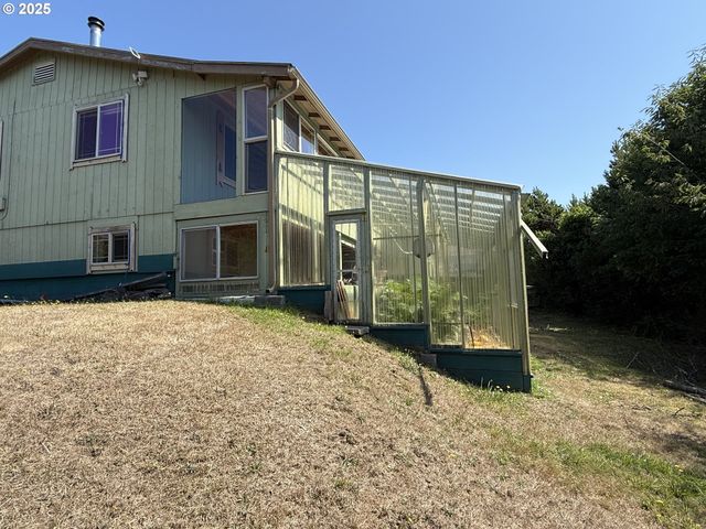 715 JACKSON Ave, Coos Bay, OR 97420