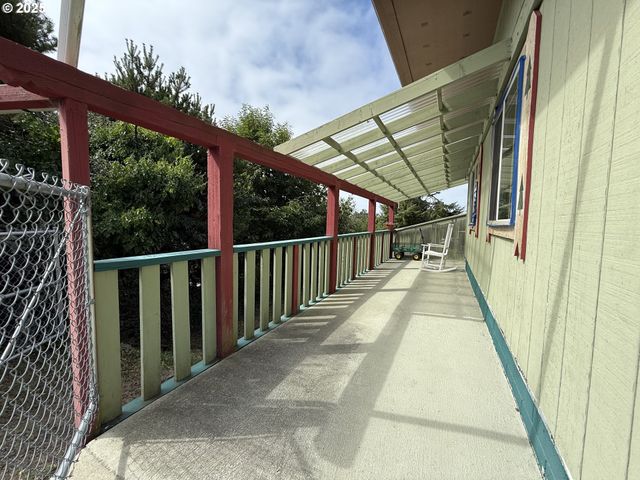 715 JACKSON Ave, Coos Bay, OR 97420