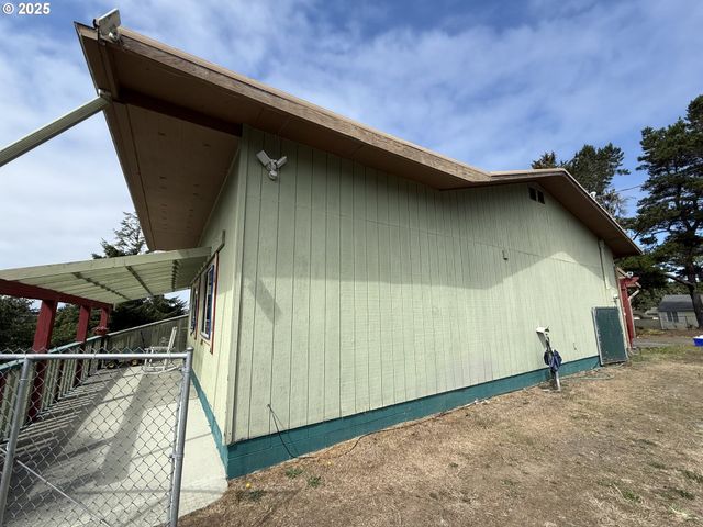 715 JACKSON Ave, Coos Bay, OR 97420