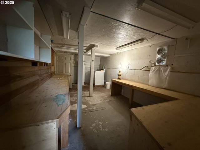 715 JACKSON Ave, Coos Bay, OR 97420