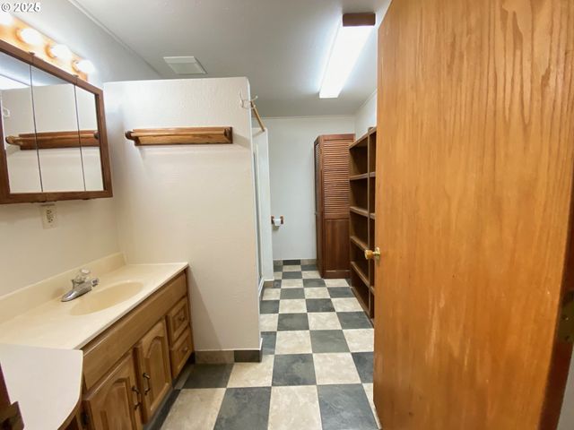 715 JACKSON Ave, Coos Bay, OR 97420