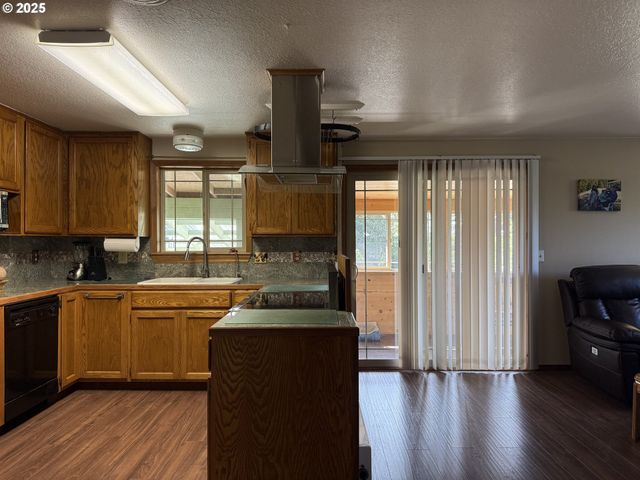 715 JACKSON Ave, Coos Bay, OR 97420