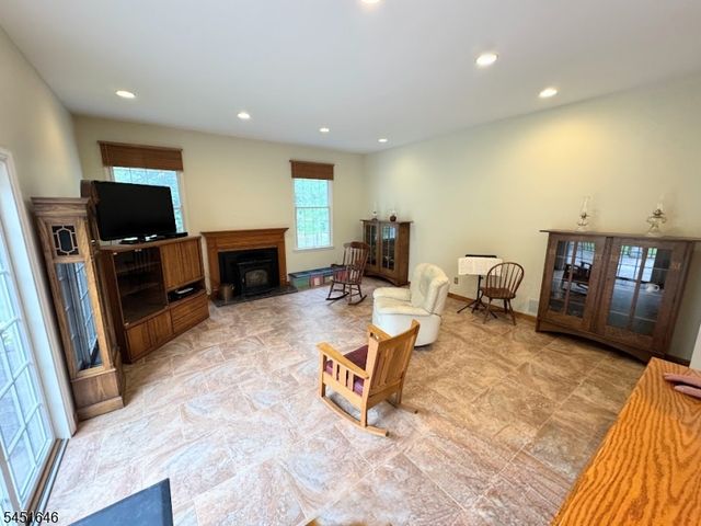 80 Plum Brook Rd, Raritan Twp., NJ 08822
