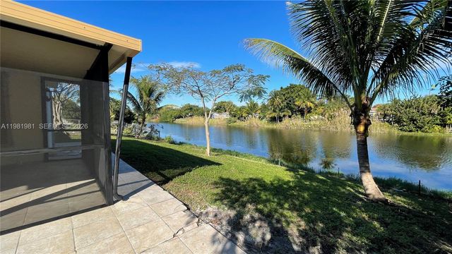 621 NW 38th Pl, Deerfield Beach, FL 33064