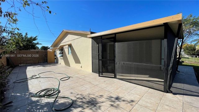 621 NW 38th Pl, Deerfield Beach, FL 33064