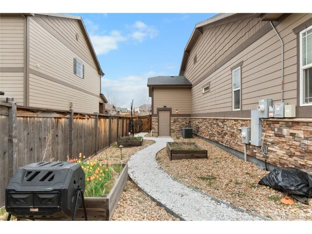 32 N Jackson Gap Way, Aurora, CO 80018