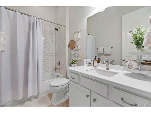 32 N Jackson Gap Way, Aurora, CO 80018