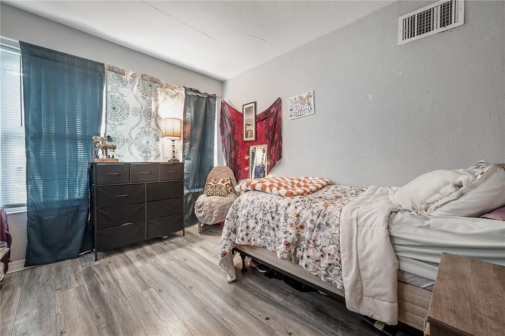 Image 28 of property listing at 1402 E 28TH AVENUE, Tampa, FL 33605