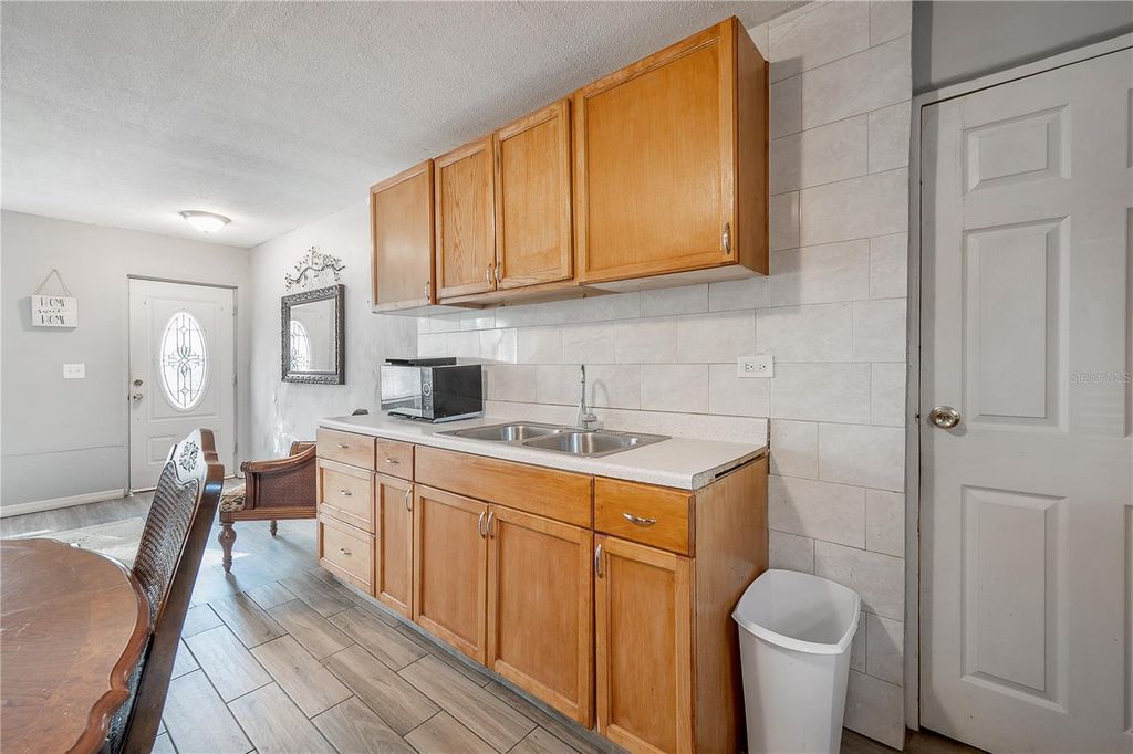 Image 8 of property listing at 1402 E 28TH AVENUE, Tampa, FL 33605