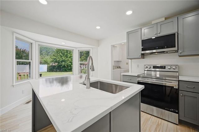 808 Rutherford DR, Chesapeake, VA 23322