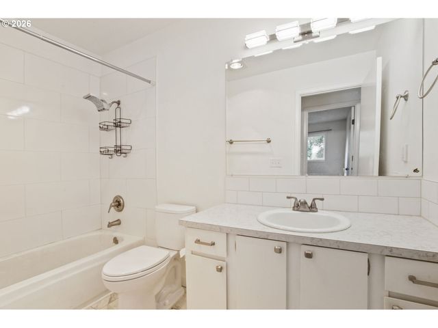 11355 Sw SPRINGWOOD Dr, Portland, OR 97223