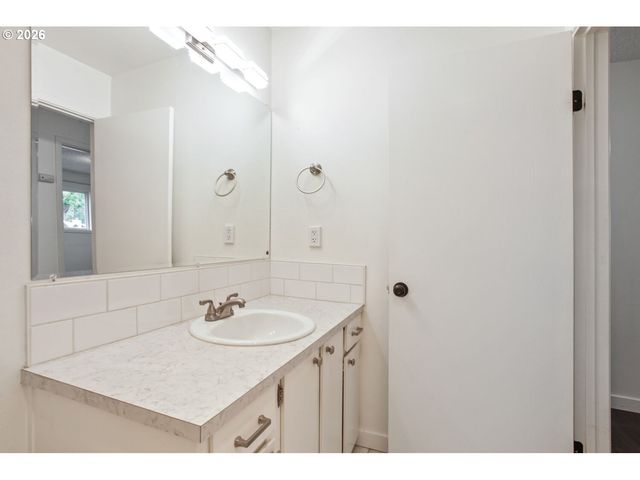 11355 Sw SPRINGWOOD Dr, Portland, OR 97223