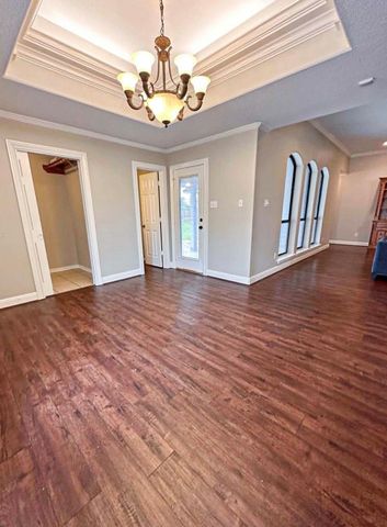 301 Williamsburg Avenue, Clute, TX 77531