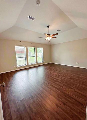 301 Williamsburg Avenue, Clute, TX 77531