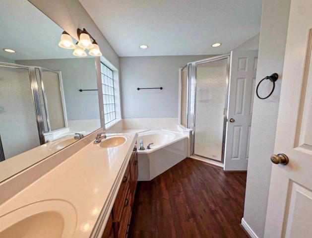 301 Williamsburg Avenue, Clute, TX 77531
