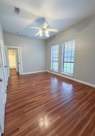 301 Williamsburg Avenue, Clute, TX 77531