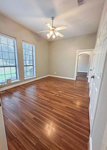 301 Williamsburg Avenue, Clute, TX 77531