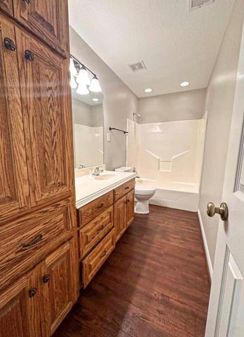 301 Williamsburg Avenue, Clute, TX 77531